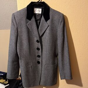 Le Suit Women's Classic Gray Blazer with Black Details